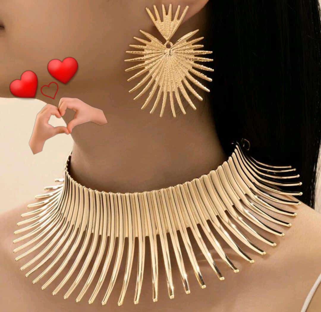 Colliers et boucles d'oreilles.