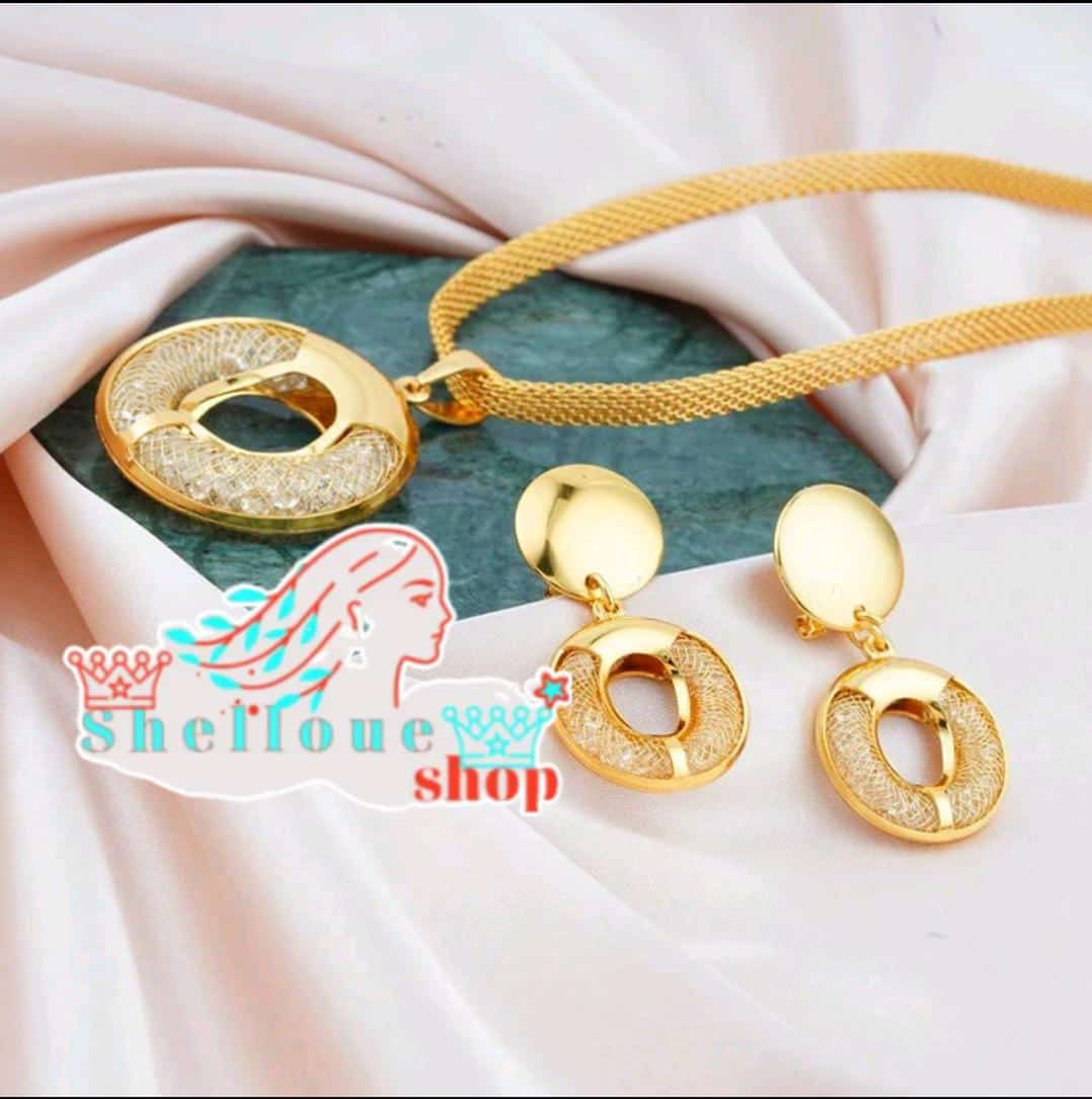 Colliers et boucles d'oreilles.