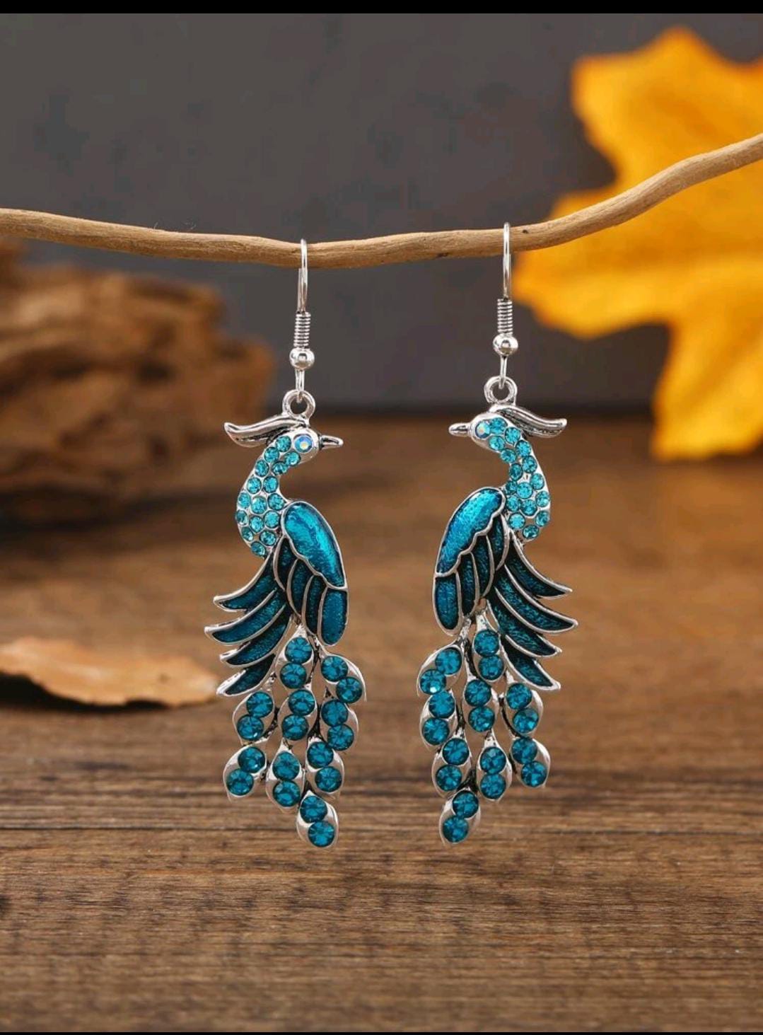 Colliers et boucles d'oreilles.