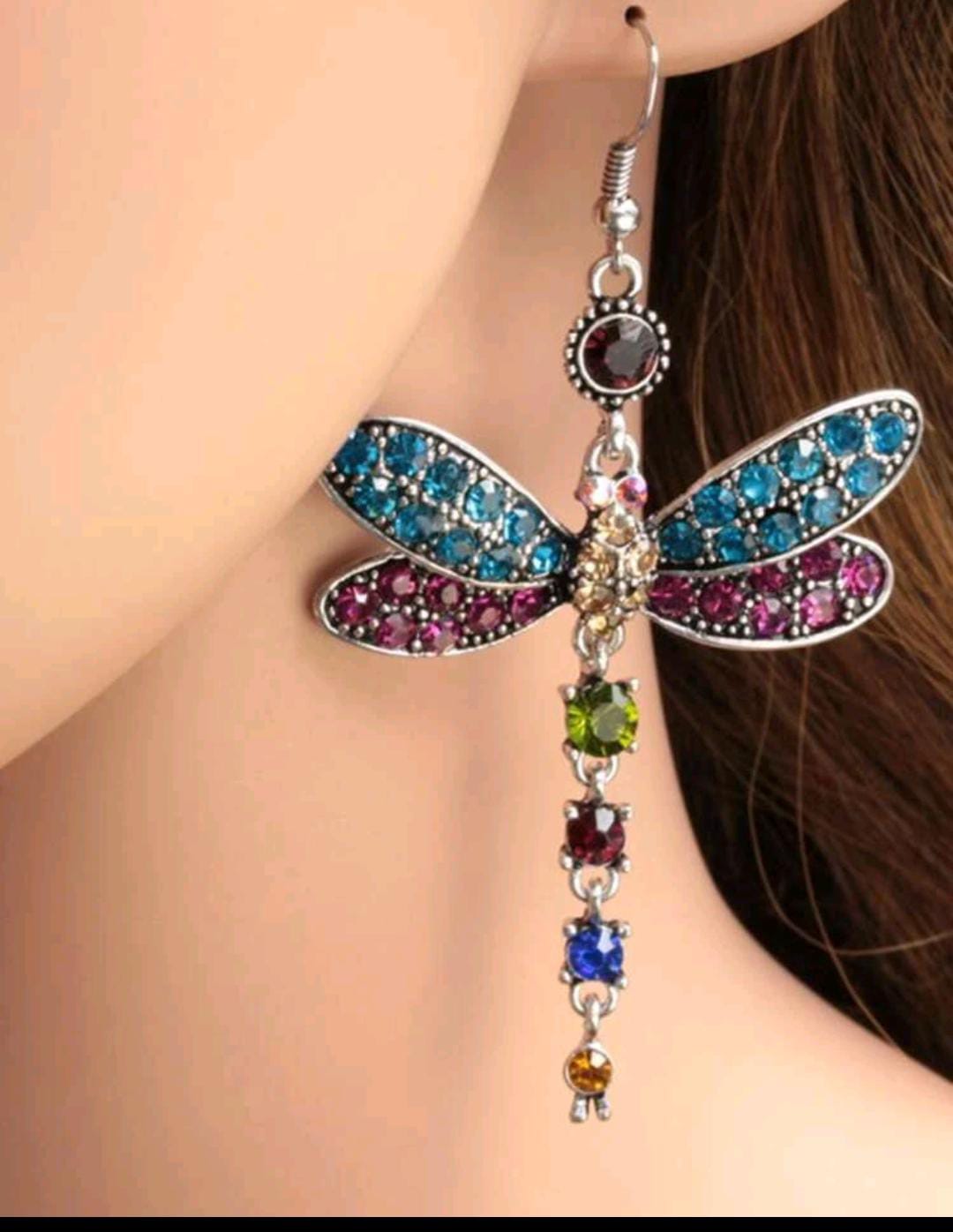 Colliers et boucles d'oreilles.