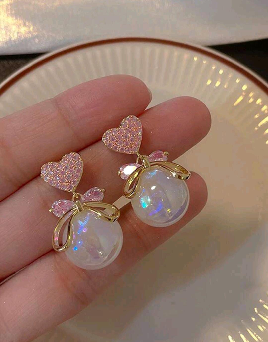 Colliers et boucles d'oreilles.