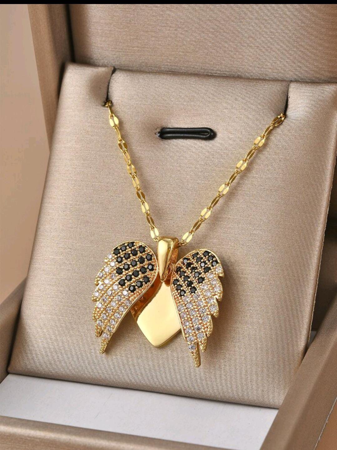 Colliers et boucles d'oreilles.