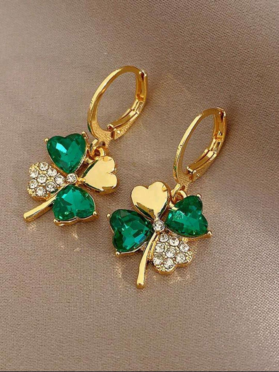 Colliers et boucles d'oreilles.