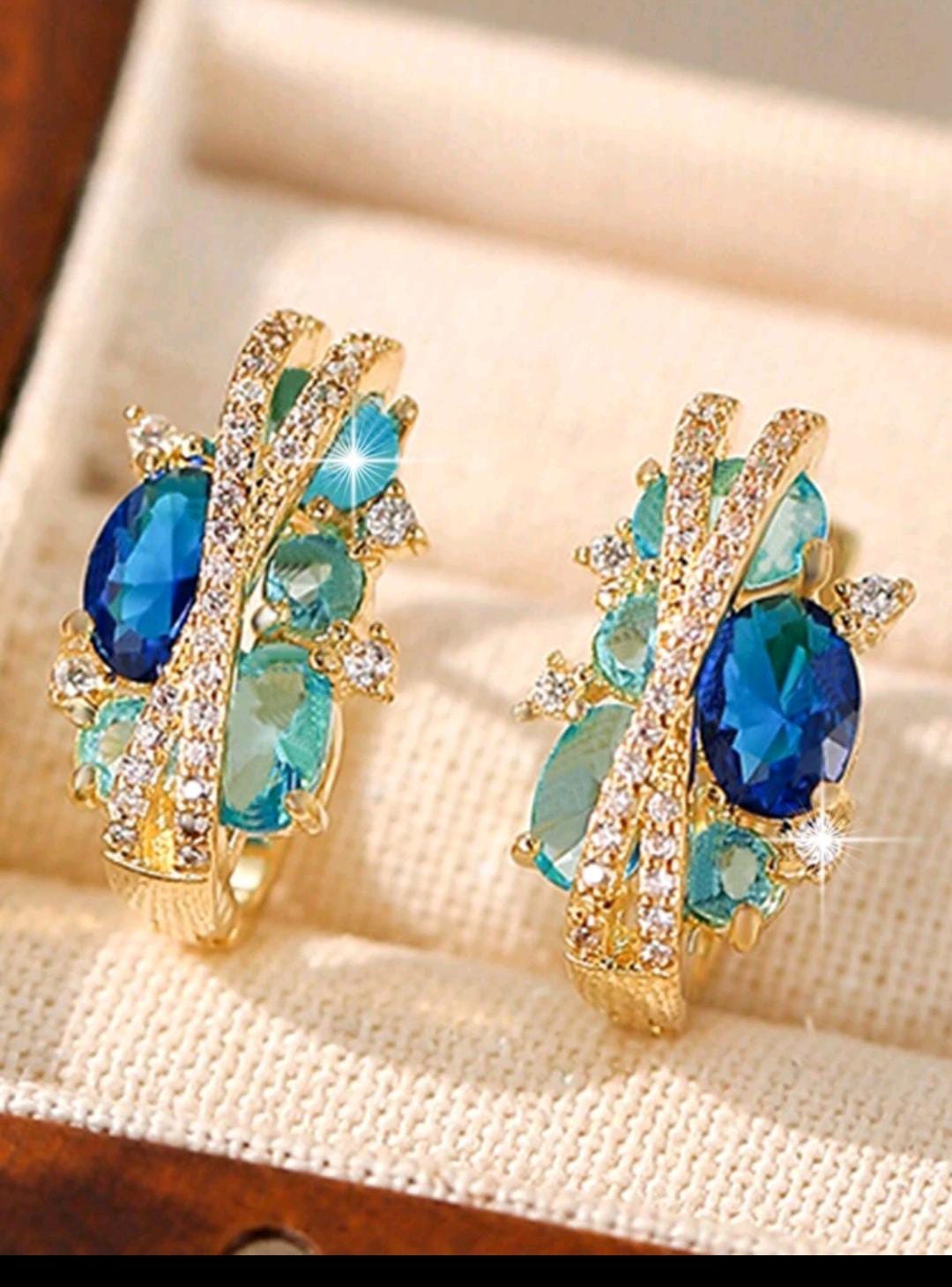 Colliers et boucles d'oreilles.