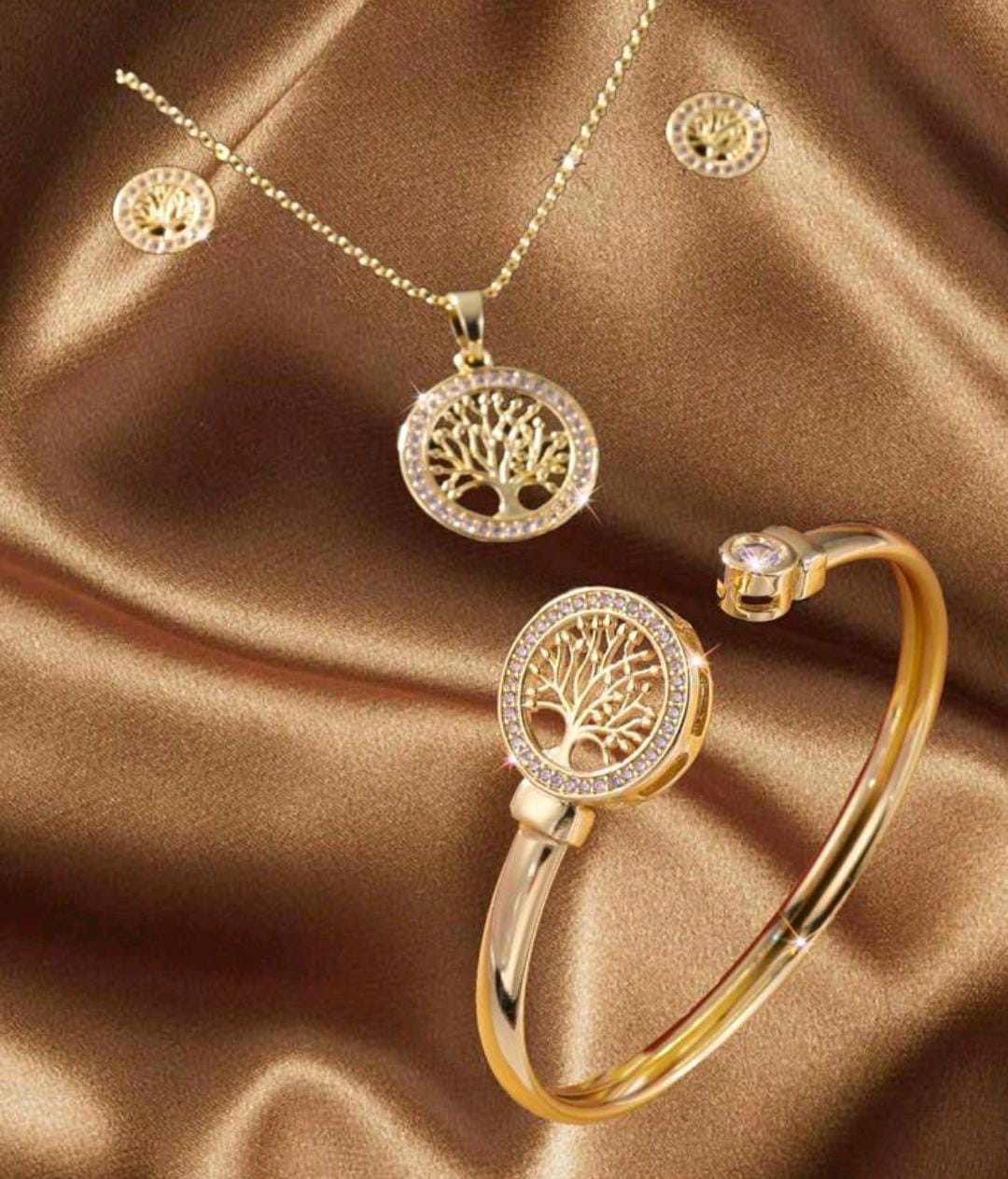Colliers et boucles d'oreilles.