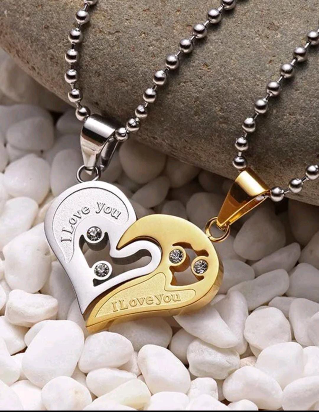 Colliers et boucles d'oreilles.