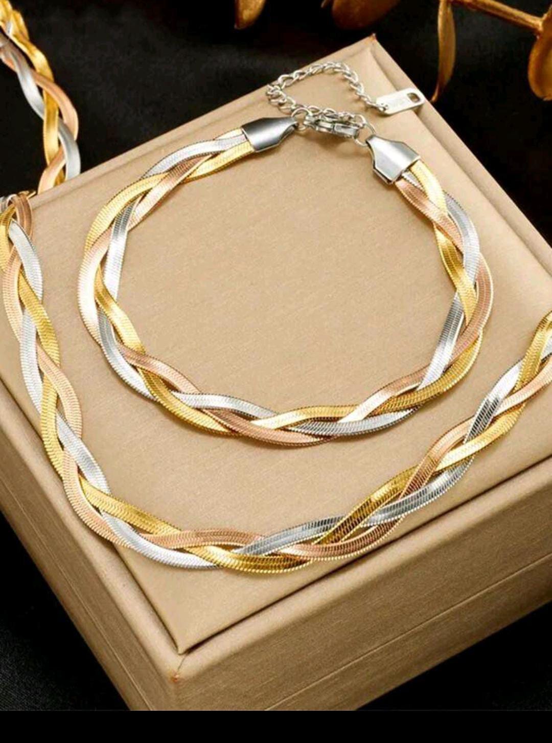 Colliers et boucles d'oreilles.