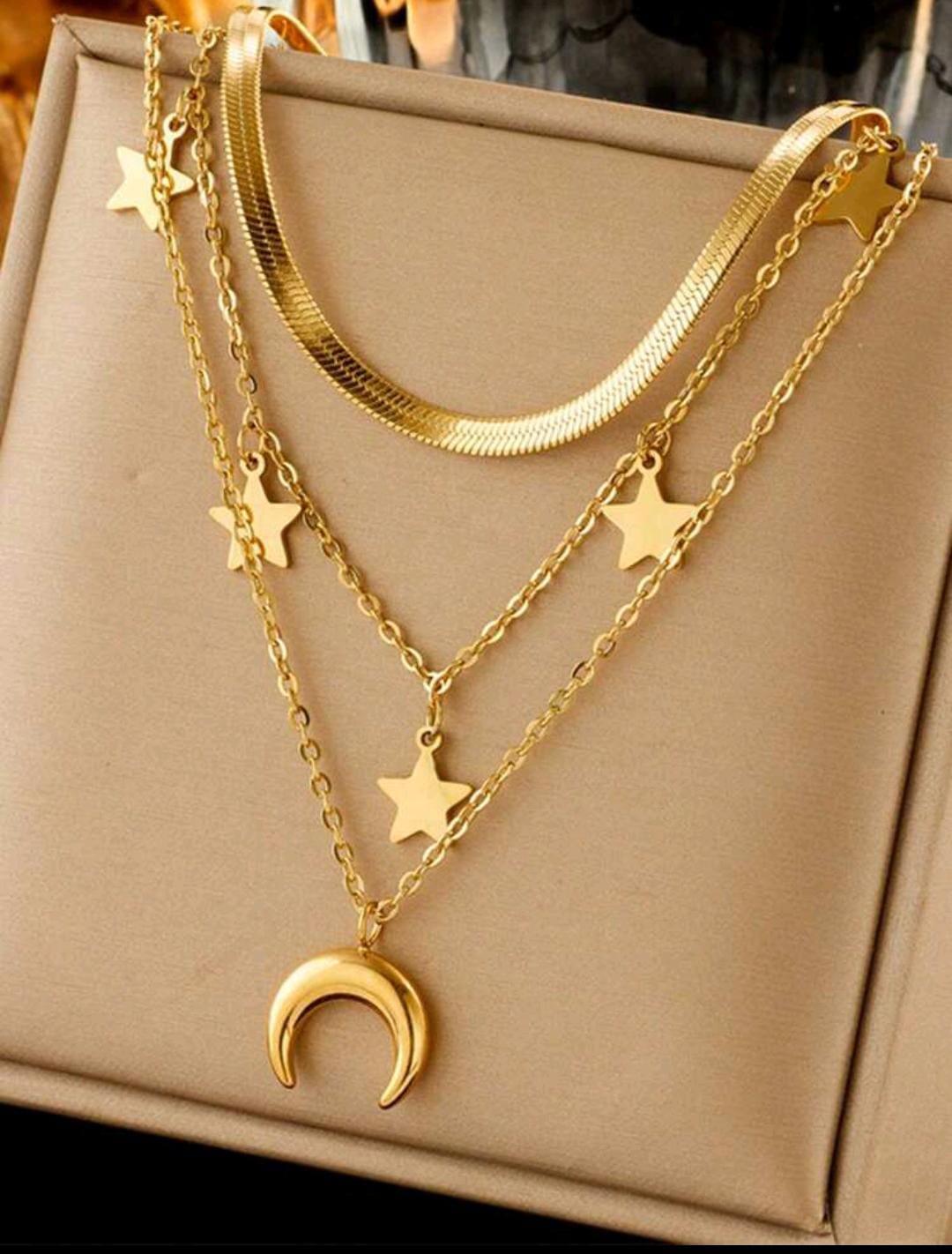 Colliers et boucles d'oreilles.