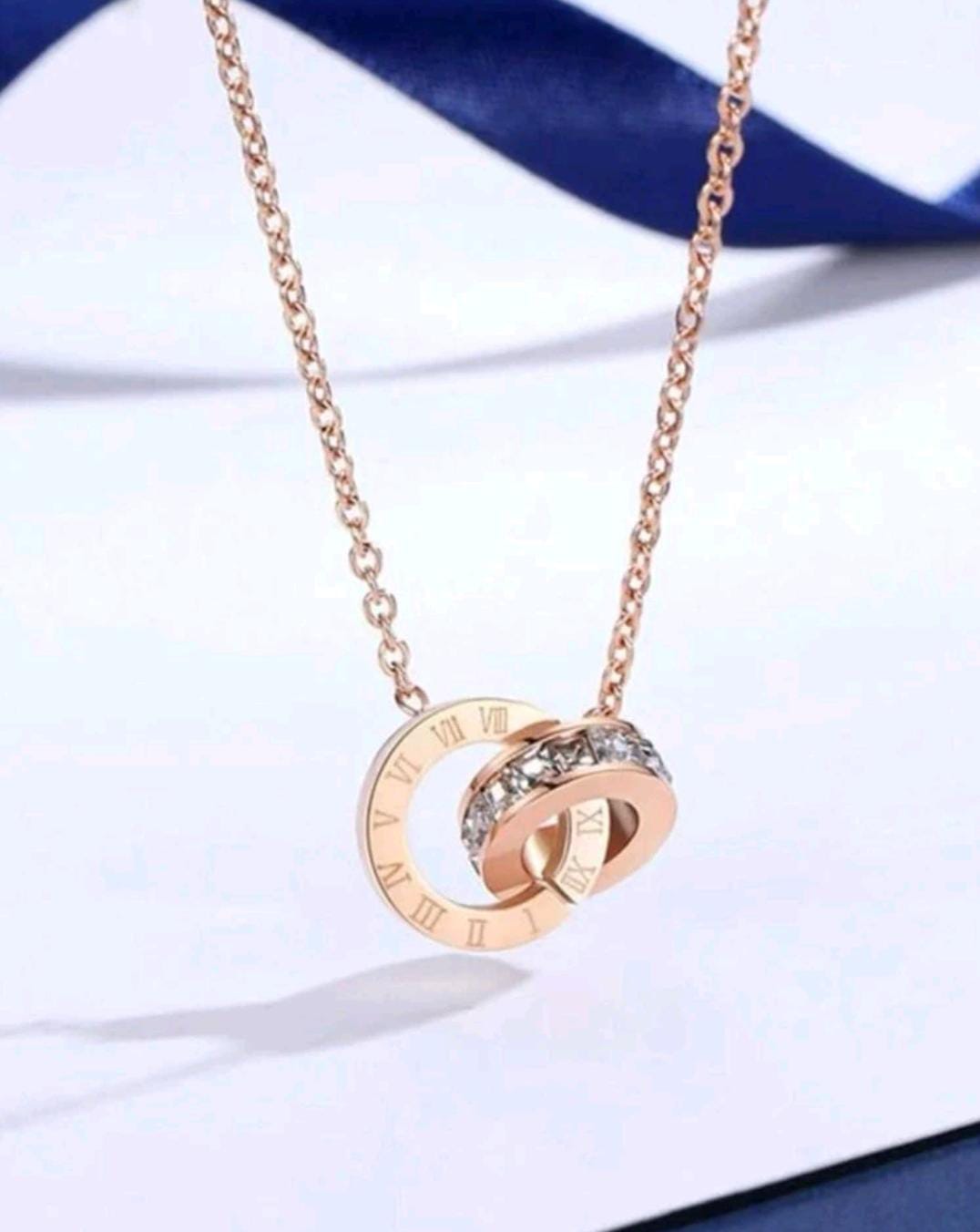 Colliers et boucles d'oreilles.