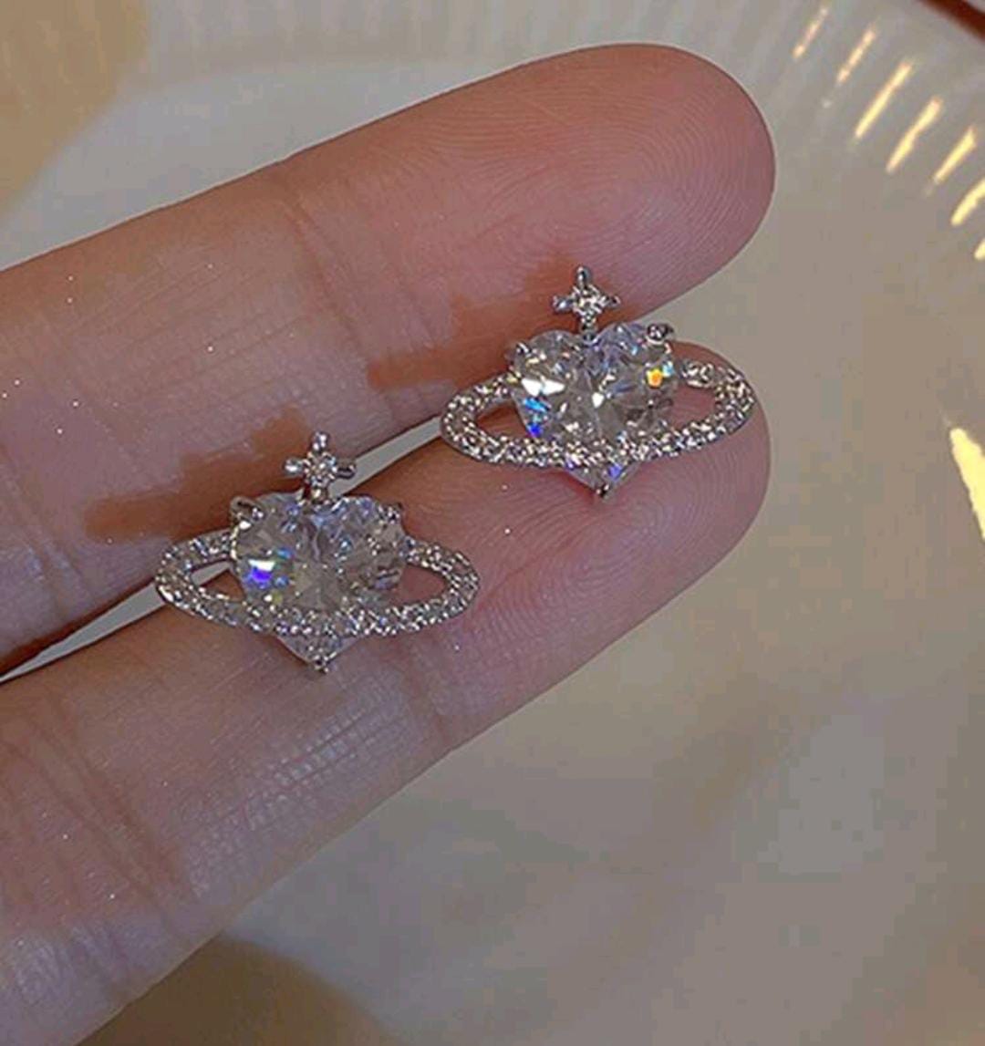 Colliers et boucles d'oreilles.
