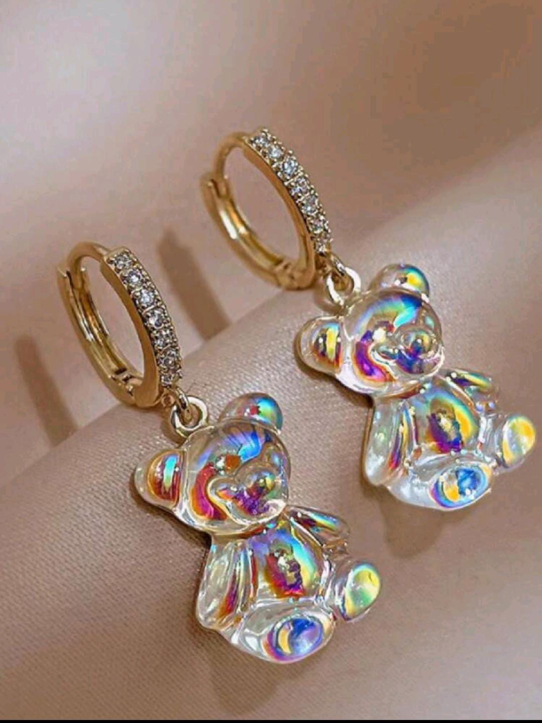 Colliers et boucles d'oreilles.