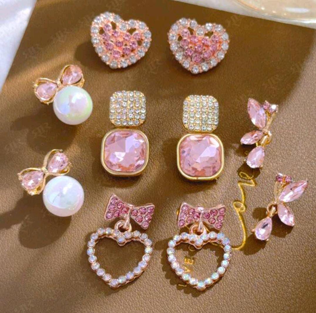 Colliers et boucles d'oreilles.