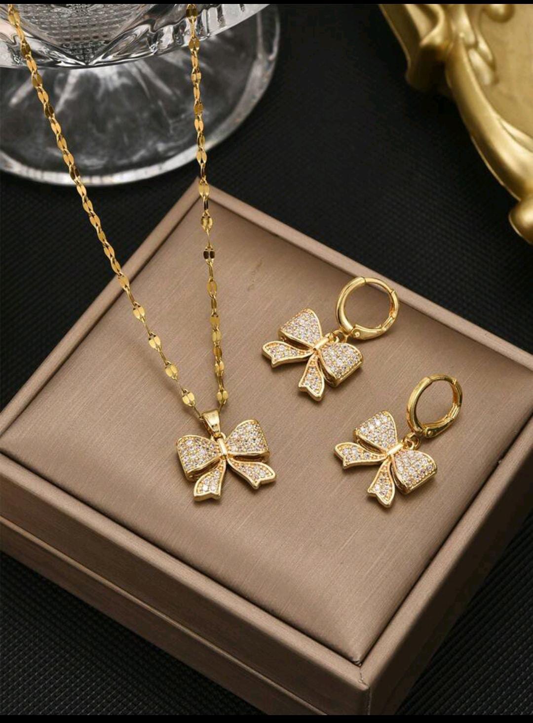 Colliers et boucles d'oreilles.