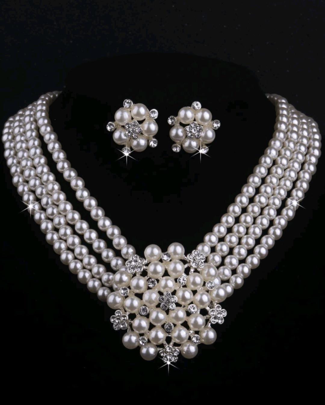 Colliers et boucles d'oreilles.
