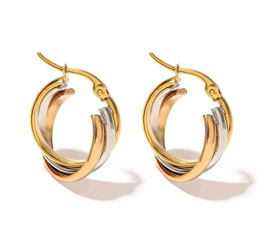 Colliers et boucles d'oreilles.