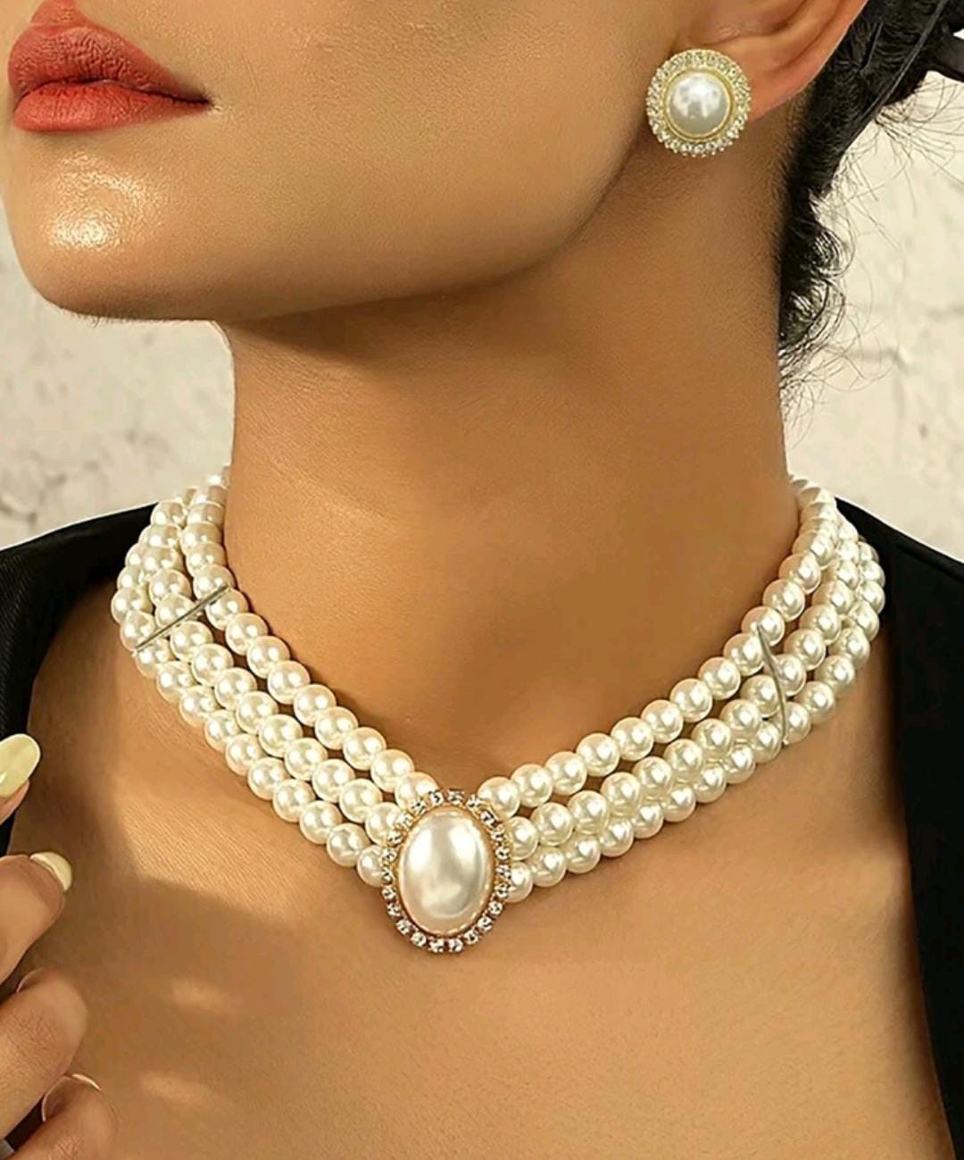 Colliers et boucles d'oreilles.